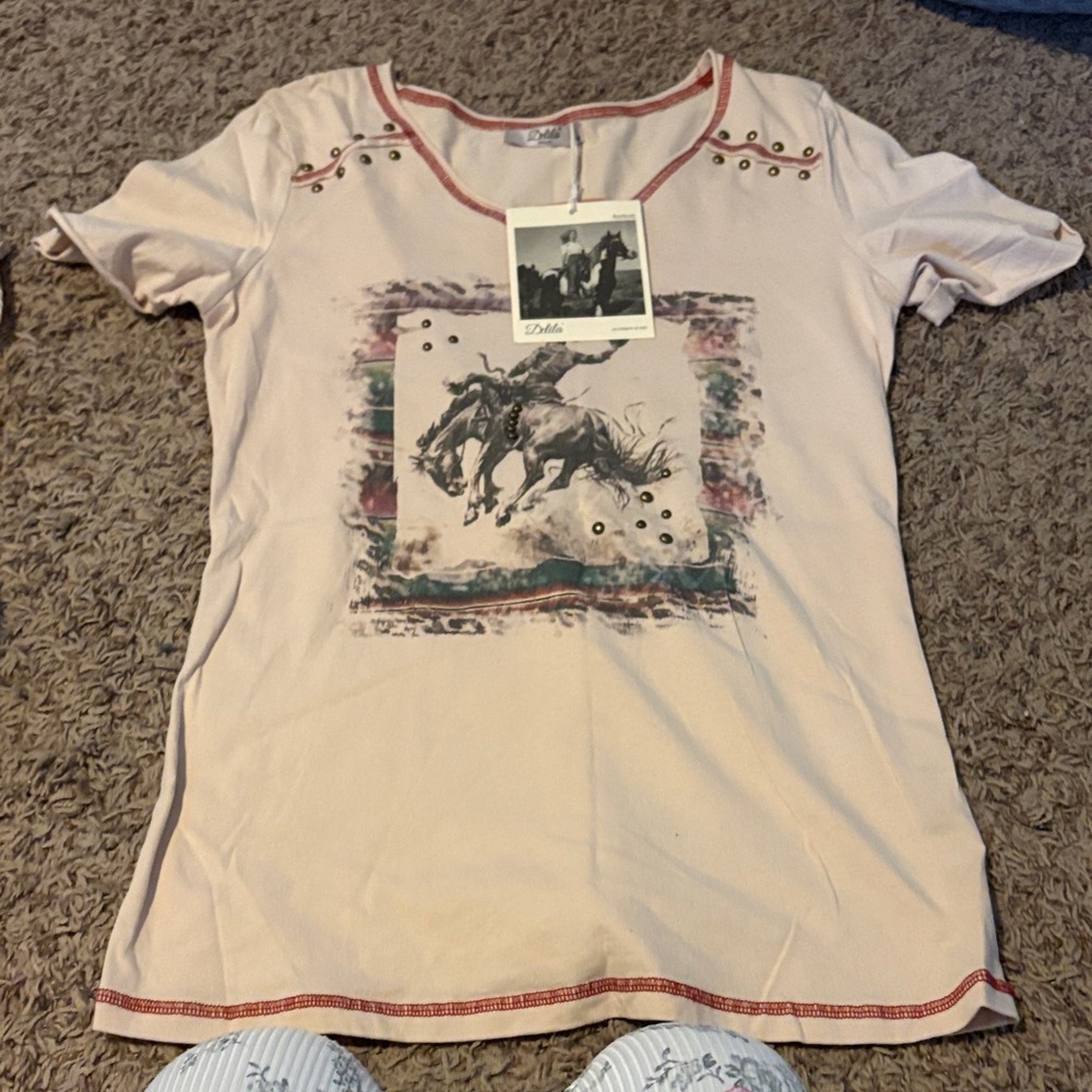 Delilah Wear Beige Graphic Short Sleeve Tee